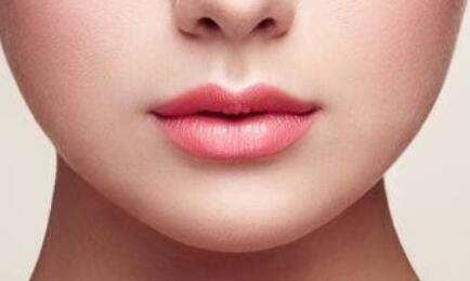 嘴唇特别红是什么原因_嘴唇的颜色不一样