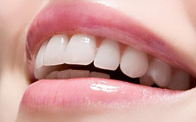 包牙齿跟上牙套是一样的吗