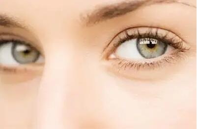一个眼睛比较凹能治疗吗_双眼皮术后一个眼睛肿的比较厉害