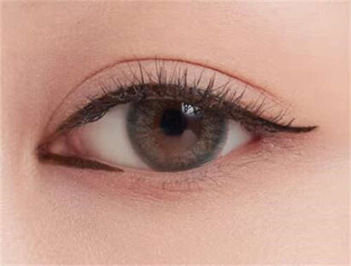 2023年来宾市象州县玻尿酸填充眼角皱纹医生展示