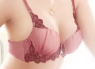 乳房侧面有一道凹陷「乳房侧面有凹陷」