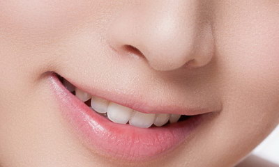 小孩长牙齿时会出现什么症状「小孩长牙齿时会有什么表现」
