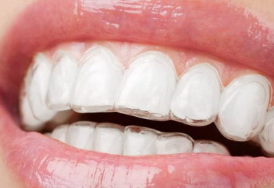 牙齿松动会引起口臭吗(牙齿晚上痛而且有松动是什么原因引起的)