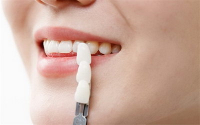 矫正牙齿需要多长时间才能看的出效果(矫正牙齿拔牙需要多长时间后才能矫正)
