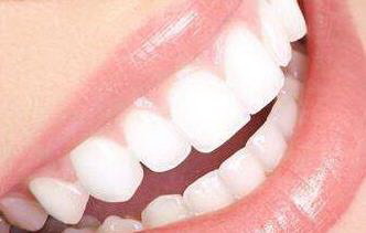 门牙之间缝隙(牙齿矫正的时候门牙之间有缝隙)