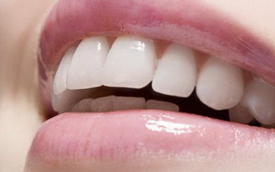 牙龈是紫色的是什么原因(牙龈发紫色是什么原因)