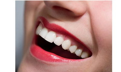 吃甜的牙龈出血是什么原因(喝开水牙龈出血是什么原因)