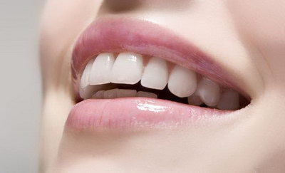 牙龈和牙齿有缝隙(修复牙齿缝隙，让你告别尴尬)