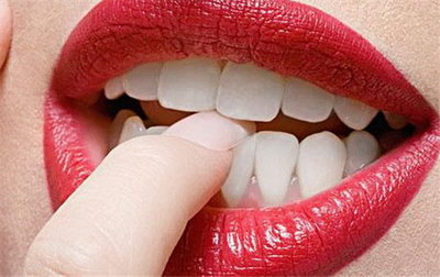 牙龈长期出血会怎样(牙龈长期出血的危害)