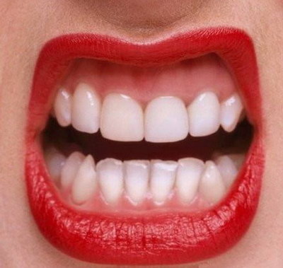牙齿有个洞可以拿棉花堵住吗(上面的牙齿有个洞可以补吗)