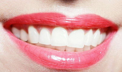 牙缝之间的牙龈萎缩了(牙缝之间牙龈萎缩出现牙洞)
