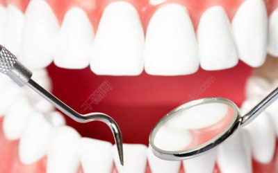牙龈经常出血肿胀是什么原因(每天起床口苦牙龈经常出血)