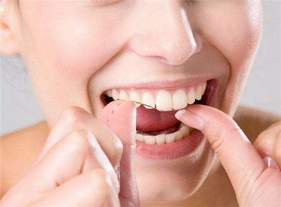 牙齿臭是什么原因怎么解决(牙齿老是出血是什么原因怎么解决)