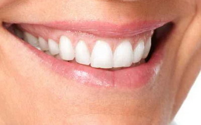 拔牙第三天牙窝里是白色的东西掉了(拔牙第三天牙窝里是白色的东西)
