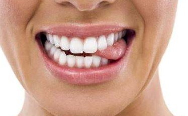 牙齿上面有黑色的是蛀牙吗(牙齿上面黑色的是不是蛀牙)