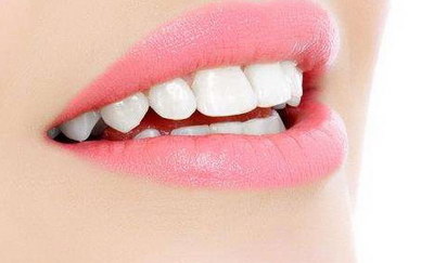 40岁的女人牙齿间有缝隙
