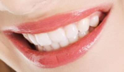 大门牙中间牙龈肿了(门牙中间有黑缝到牙龈了)