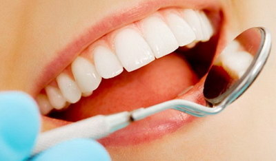 牙套刷牙的正确方法(戴牙套怎样正确刷牙)