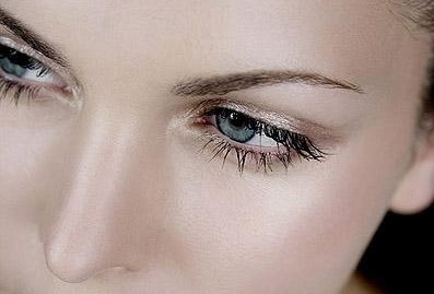 双眼皮水肿是什么原因怎么治疗(双眼皮水肿是什么原因？)