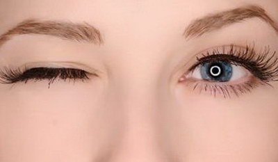 一只眼睛模糊怎么治「做完双眼皮手术一只眼睛模糊」